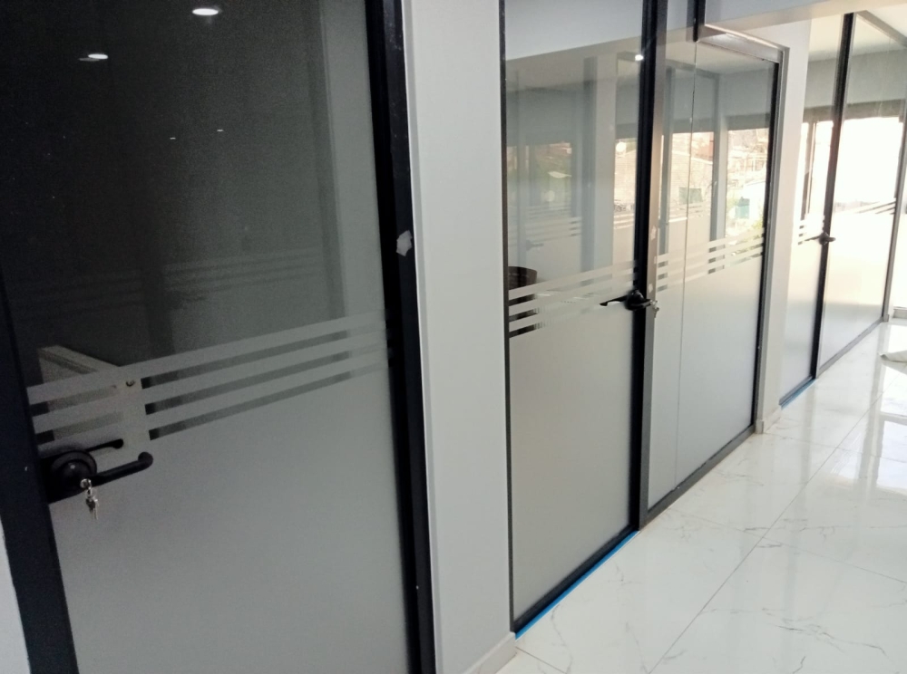 Şeritli ofis buzlu folyo kaplama
