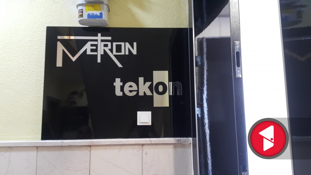 Aynalı kapı tabelası karşıdan görünüm.