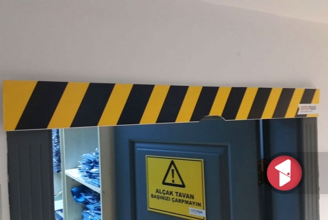 Alçak tavan, başınızı çarpmayın levhası.