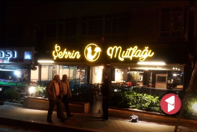 Tabelanın gece görünümü.