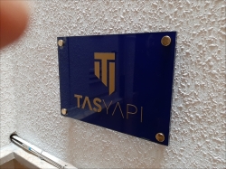 Lacivert üzeri altın vidalı kapı tabelası